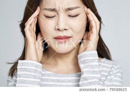 headache, pain, young woman, nukki, gray background 79588625