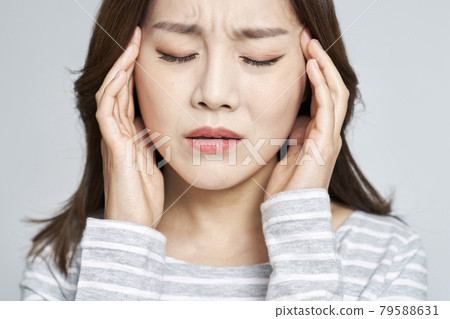 headache, pain, young woman, nukki, gray background headache, pain, young woman, nukki, gray background 79588631