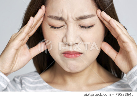 頭痛，疼痛，年輕女子，鼻子，灰色背景 79588643