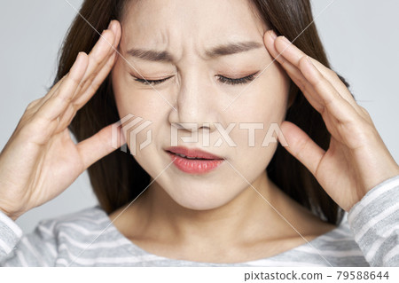 頭痛，疼痛，年輕女子，鼻子，灰色背景 79588644
