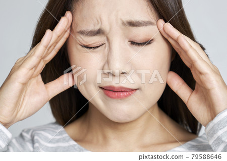 headache, pain, young woman, nukki, gray background 79588646