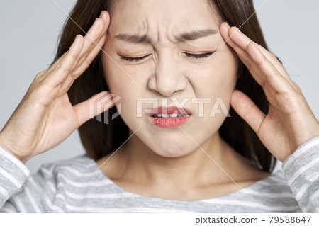 headache, pain, young woman, nukki, gray background 79588647