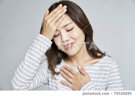 頭痛,胸痛,疼痛,年輕女性,咳嗽,灰色背景 頭痛,胸痛,疼痛,年輕女性,咳嗽,灰色背景 79588895