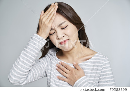 頭痛,胸痛,疼痛,年輕女性,咳嗽,灰色背景 頭痛,胸痛,疼痛,年輕女性,咳嗽,灰色背景 79588899