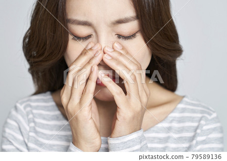 stress,sad,crying,tears,young woman,nooki,gray background 79589136