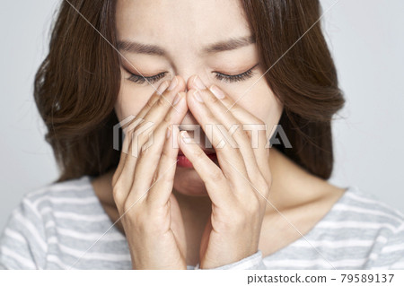 stress,sad,crying,tears,young woman,nooki,gray background 79589137