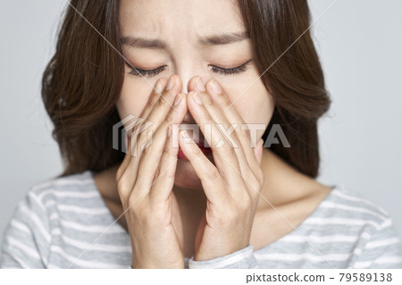 stress,sad,crying,tears,young woman,nooki,gray background 79589138