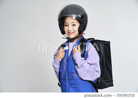 送貨,送貨員,送貨,快遞,快遞,頭盔,年輕女子,風箏,灰色背景 送貨,送貨員,送貨,快遞,快遞,頭盔,年輕女子,風箏,灰色背景 79590350
