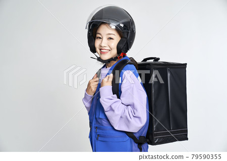 送貨,送貨員,送貨,快遞,快遞,頭盔,年輕女子,風箏,灰色背景 送貨,送貨員,送貨,快遞,快遞,頭盔,年輕女子,風箏,灰色背景 79590355