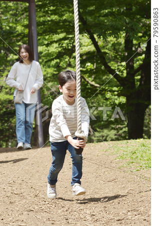 孩子們在公園裡享受田徑運動 79590863