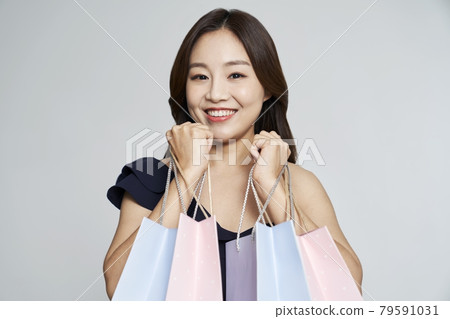 購物,購物袋,禮物,連身裙,連身裙,年輕女子,風箏,灰色背景 購物,購物袋,禮物,連身裙,連身裙,年輕女子,風箏,灰色背景 79591031