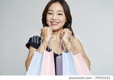 購物,購物袋,禮物,連身裙,連身裙,年輕女子,風箏,灰色背景 購物,購物袋,禮物,連身裙,連身裙,年輕女子,風箏,灰色背景 79591032