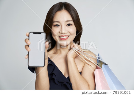 購物，購物袋，禮物，連身裙，連身裙，年輕女子，風箏，灰色背景 79591061