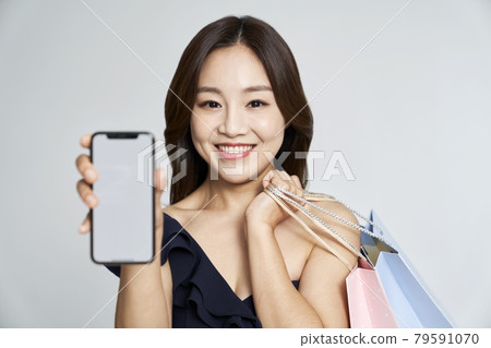 購物，購物袋，禮物，連身裙，連身裙，年輕女子，風箏，灰色背景 79591070