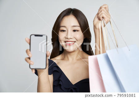 購物，購物袋，禮物，連身裙，連身裙，年輕女子，風箏，灰色背景 79591081