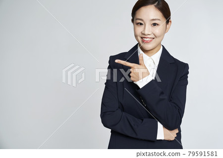 女商人,職業女性,商務,西裝,西裝,灰色背景 女商人,職業女性,商務,西裝,西裝,灰色背景 79591581