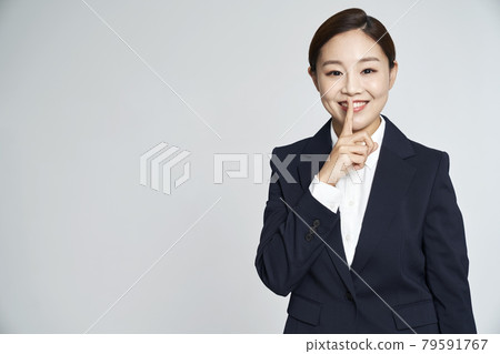 女商人,職業女性,商務,西裝,西裝,灰色背景 女商人,職業女性,商務,西裝,西裝,灰色背景 79591767
