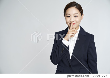 女商人,職業女性,商務,西裝,西裝,灰色背景 女商人,職業女性,商務,西裝,西裝,灰色背景 79591773