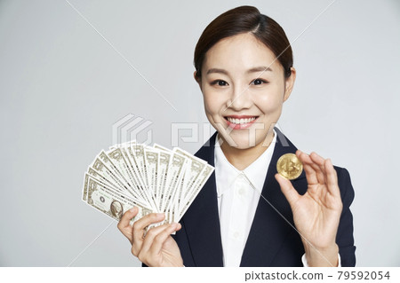 女商人,職業女性,商務,西裝,西裝,灰色背景 女商人,職業女性,商務,西裝,西裝,灰色背景 79592054
