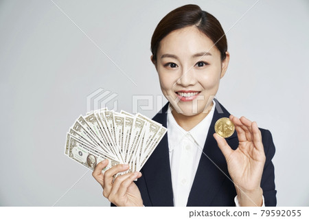 女商人,職業女性,商務,西裝,西裝,灰色背景 女商人,職業女性,商務,西裝,西裝,灰色背景 79592055