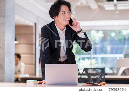 在自由地址辦公室使用筆記本電腦工作的男性員工拍攝合作“+ SHIFT NOGIZAKA” 在自由地址辦公室使用筆記本電腦工作的男性員工拍攝合作“+ SHIFT NOGIZAKA” 79592064