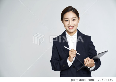 女商人，職業女性，商務，西裝，西裝，灰色背景 79592439