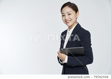 女商人，職業女性，商務，西裝，西裝，灰色背景 79592448
