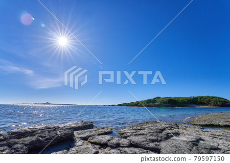 在備瀨崎夏季沖繩拍攝的備瀨岬和伊江島 79597150