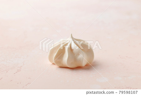 freshly baked meringue cookie 79598107