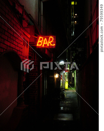 Bar night town 79599349