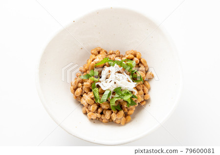 納豆（炸 shirasu 和紫蘇配料）。 （白色背景） 79600081