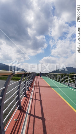 玫瑰和藍色河邊 79603452