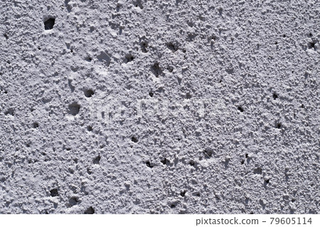 混凝土塊上有很多洞 79605114