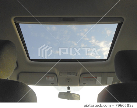 Sunroof seen from inside the car 79605852