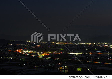 從東山公園看福井平原北陸高速公路夜景 79607243
