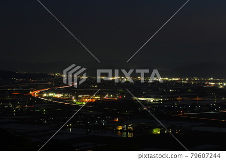 從東山公園看福井平原北陸高速公路夜景 79607244