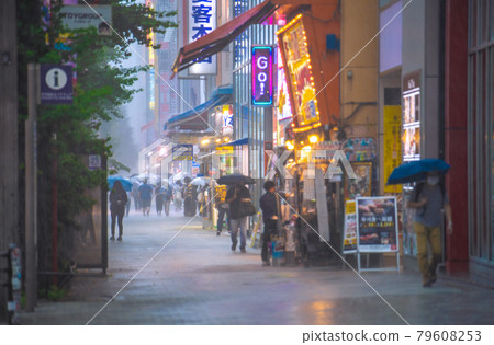 日本東京街景 因游擊隊雷雨而霧濛濛的秋葉原街景。由於突然的突然變化,數字消失了...... = 7月11日 日本東京街景 因游擊隊雷雨而霧濛濛的秋葉原街景。由於突然的突然變化,數字消失了...... = 7月11日 79608253