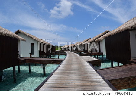 Maldivian resort hotel villas lined with beautiful sea Maldivian resort hotel villas lined with beautiful sea 79608416