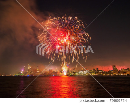 Fireworks celebration of July 4th with the famous Manhattan skyline Fireworks celebration of July 4th with the famous Manhattan skyline 79609754