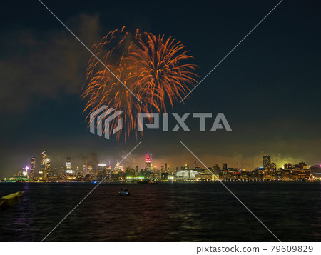 Fireworks celebration of July 4th with the famous Manhattan skyline Fireworks celebration of July 4th with the famous Manhattan skyline 79609829