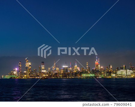 Night view of the famous Manhattan skyline 79609841