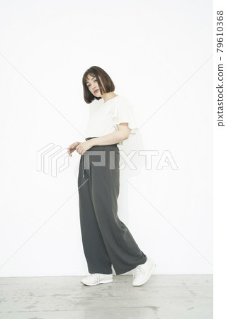 Simple fashion female portrait 79610368