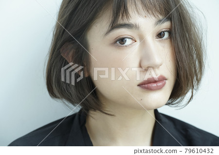 Woman with casual hairstyle 79610432