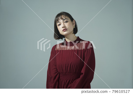 打扮的女人肖像 打扮的女人肖像 79610527
