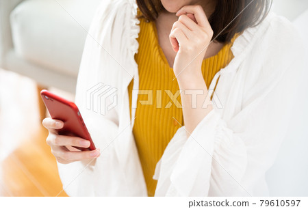 看智能手機的少婦 看智能手機的少婦 79610597