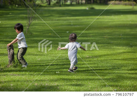 兄弟姐妹在夏日公園玩耍 79610797