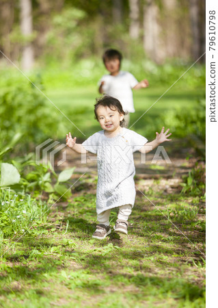 兄弟姐妹在夏日公園玩耍 79610798