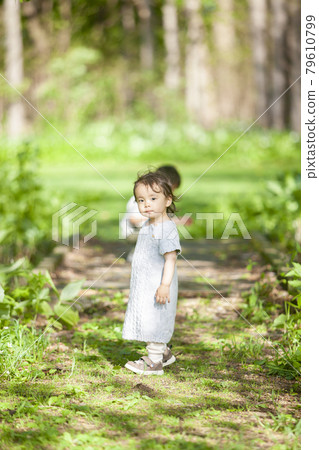 兄弟姐妹在夏日公園玩耍 79610799