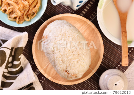 Taiwanese rice ball     79612013