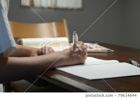 I'm studying by spreading texts and notebooks on my desk. 79614644